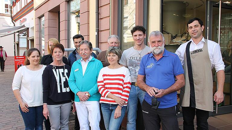 Etliche Anwohner, Gastronomen, Hoteliers, Ärzte und Geschäftsleute der Altstadt Marktheidenfeld sind mit der beschlossenen Schließung des Parkplatzes am Mainkai unzufrieden. Etliche Anwohner, Gastronomen, Hoteliers, Ärzte und Geschäftsleute der Altstadt Marktheidenfeld sind mit der beschlossenen Schließung des Parkplatzes am Mainkai unzufrieden.
