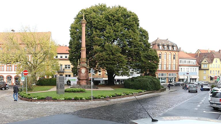 Viel Straße, wenig Grün: Der Kitzinger Königsplatz und die darunter liegende Kaiserstraße sollen in den nächsten Jahren ein völlig neues Gesicht bekommen. Viel Straße, wenig Grün: Der Kitzinger Königsplatz und die darunter liegende Kaiserstraße sollen in den nächsten Jahren ein völlig neues Gesicht bekommen.