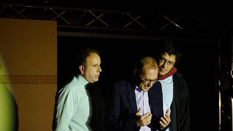 Zwischen den Stühlen wird Yvan beim Versuch, zwischen den Freunden zu vermitteln, zerrieben. - Zwischen den Stühlen wird Yvan beim Versuch, zwischen den Freunden zu vermitteln, zerrieben. Zwischen den Stühlen wird Yvan beim Versuch, zwischen den Freunden zu vermitteln, zerrieben. - Zwischen den Stühlen wird Yvan beim Versuch, zwischen den Freunden zu vermitteln, zerrieben.