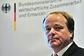 Niebel will Afghanistan-Hilfe an Bundeswehr koppeln       -  Umstrittener Fall: Der frühere FDP-Generalsekretär und Entwicklungsminister Dirk Niebel heuerte bei dem Rüstungskonzern &bdquo;Rheinmetall&ldquo; an.