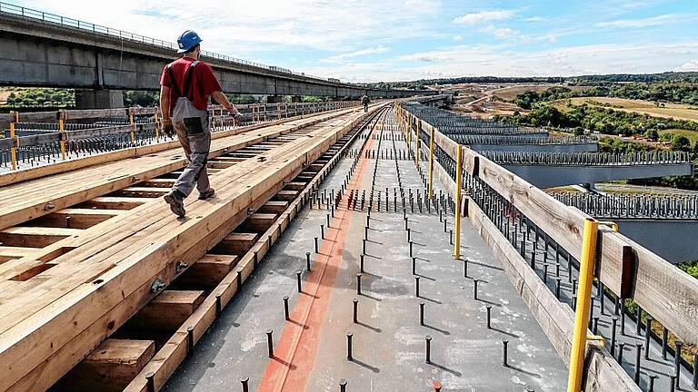 Die nördliche Fahrbahn der neuen A 3-Brücke überspannt mittlerweile komplett das Heidingsfelder Tal. Daneben die höhere alte Brücke.Foto: Stefan Pompetzki Die nördliche Fahrbahn der neuen A 3-Brücke überspannt mittlerweile komplett das Heidingsfelder Tal. Daneben die höhere alte Brücke.Foto: Stefan Pompetzki
