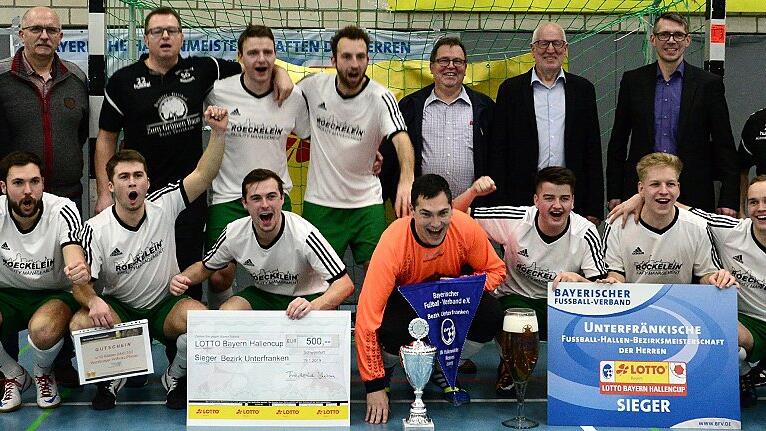 Futsal-Bezirksmeister: SV-DJK Oberschwarzach-Wiebelsberg (hinten von links): Bezirksspielleiter Bernd Reitstetter, Kreisspielleiter Gottfried Bindrim, Betreuer Michael Schutzbier, Spielertrainer Alexander Gress, Spielertrainer Simon Müller, Teammanager Werner Müller, Manfred Riedl (Lotto Bayern), BFV-Vizepräsident Jürgen Pfau, Betreuer Armin Berthold; (vorne von links): Dominik Weimann, Sebastian Reinstein, Sven Friedrich, Sebastian Solf, Simon Ruppenstein, David Berthel und Felix Schilling.