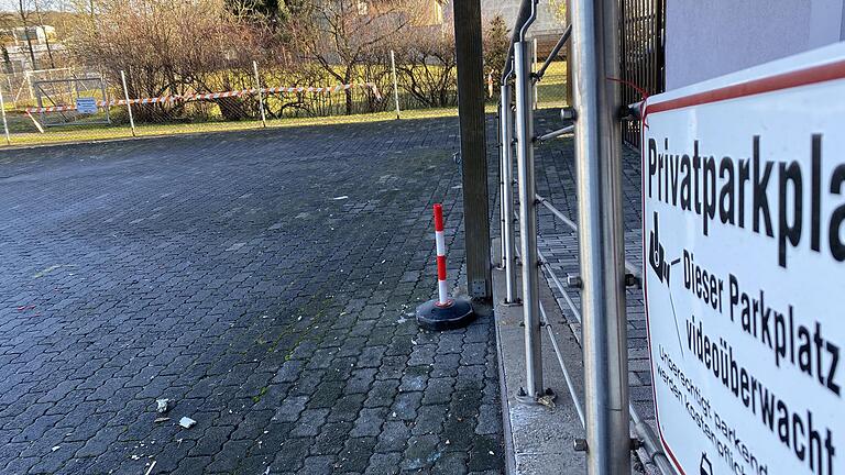 Die Parkplatzreihe gegenüber der Postfiliale in der Karbacher Straße war lange Stadtgepräch: Der Pächter hatte Post-Kunden auf seinen Privatparkplätzen über einen Inkasso-Dienst mit 140 Euro abgemahnt. Die Parkplatzreihe gegenüber der Postfiliale in der Karbacher Straße war lange Stadtgepräch: Der Pächter hatte Post-Kunden auf seinen Privatparkplätzen über einen Inkasso-Dienst mit 140 Euro abgemahnt.