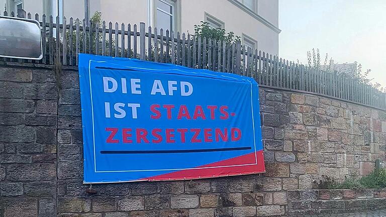 Unterhalb des Gerodaer Rathauses hing am Sonntag ein gegen die AfD gerichtetes Banner. Die Optik ähnelte derjenigen, die die Partei für ihre Wahlplakate verwendet. Später wurden das Banner, aber auch Plakate und Aufsteller entfernt.  Fotos: Alexander Richter       -  Unterhalb des Gerodaer Rathauses hing am Sonntag ein gegen die AfD gerichtetes Banner. Die Optik ähnelte derjenigen, die die Partei für ihre Wahlplakate verwendet. Später wurden das Banner, aber auch Plakate und Aufsteller entfernt.  Fotos: Alexander Richter