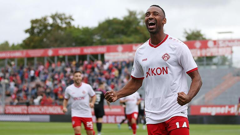 Er will auch in der kommenden Saison im Trikot der Würzburger Kickers jubeln: Angreifer Saliou Sané. Er will auch in der kommenden Saison im Trikot der Würzburger Kickers jubeln: Angreifer Saliou Sané.
