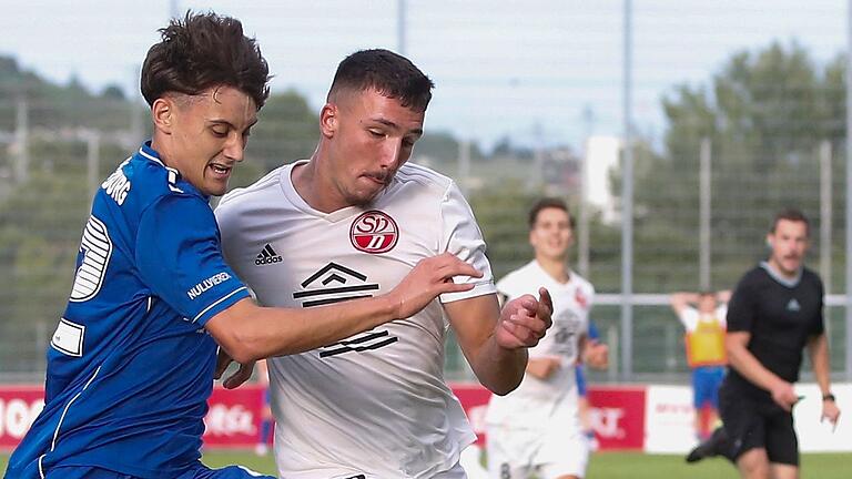 Fabio Hock (links) vom FV 04 Würzburg im Zweikampf mit Altin Maxhuni vom SV Donaustauf. Die Nullvierer haben alle bisherigen drei Bayernliga-Duelle gegen Donaustauf gewonnen.