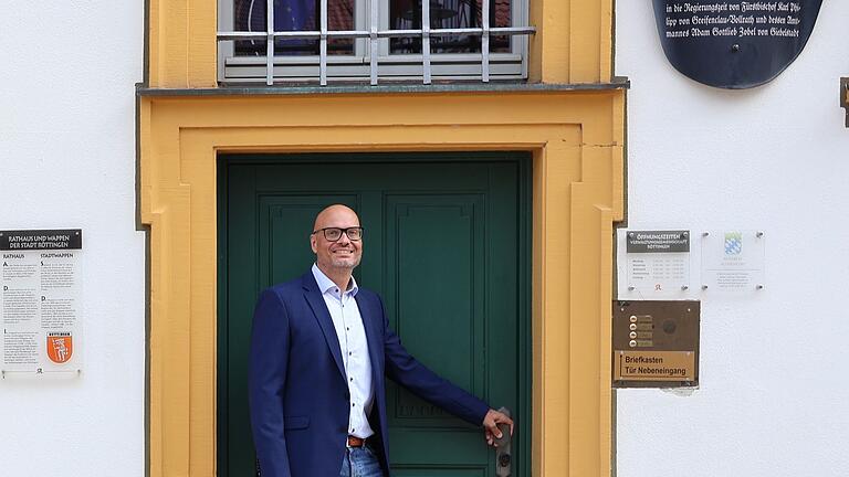 Röttingens neuer Bürgermeister Steffen Romstöck       -  Stand zwar nicht auf dem Wahlzettel, aber wurde gewählt: Bürgermeister Romstöck.