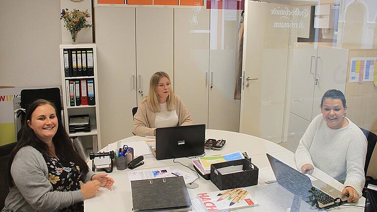 Arbeiten Hand in Hand und in einer Bürogemeinschaft: Lisa Kriesinger (WirKT), Paulina Kriesinger (Integrationslotsin) und Tatjana Fischer-Hock (WirKT).