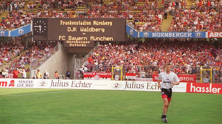 35 000 Zuschauer wohnten der Partie des damaligen Landesligisten DJK Waldberg gegen den FC Bayern München (rechts Münchens Thomas Helmer) in der ersten DFB-Pokal-Hauptrunde im Nürnberger Frankenstadion bei. 35 000 Zuschauer wohnten der Partie des damaligen Landesligisten DJK Waldberg gegen den FC Bayern München (rechts Münchens Thomas Helmer) in der ersten DFB-Pokal-Hauptrunde im Nürnberger Frankenstadion bei. 