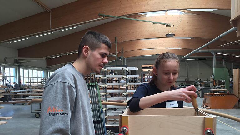 Einen Tag lang probierten Mädchen den Beruf des Schreiners  bei der Firma Paltian Treppenbau in Motten aus. Zeitgleich waren im Rahmen des Girls' Day und des Boys' Day sechs Jungs im Büro, um sich über den Beruf einer Kauffrau für Bürokommunikation zu informieren. Foto: Paltian       -  Einen Tag lang probierten Mädchen den Beruf des Schreiners  bei der Firma Paltian Treppenbau in Motten aus. Zeitgleich waren im Rahmen des Girls' Day und des Boys' Day sechs Jungs im Büro, um sich über den Beruf einer Kauffrau für Bürokommunikation zu informieren. Foto: Paltian