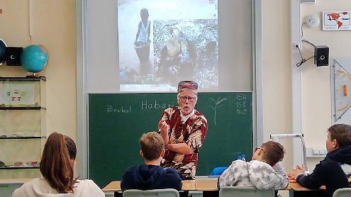 Reinhard Beichel vom Verein „Afrika Hilfe Franken“ stellte die Hilfsprojekte in Afrika Schülerinnen und Schülern der Jakob-Kaiser-Realschule vor.       -  Reinhard Beichel vom Verein „Afrika Hilfe Franken“ stellte die Hilfsprojekte in Afrika Schülerinnen und Schülern der Jakob-Kaiser-Realschule vor.