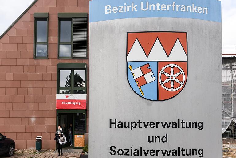 Sitz des Bezirks Unterfranken ist in der Silcherstraße im Würzburger Stadtteil Frauenland.