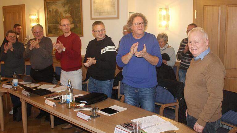 Für seine Tätigkeit im Wiesentheider Gemeinderat erhielt Wolfgang Stöcker (rechts) anerkennenden Beifall der Ratskollegen.