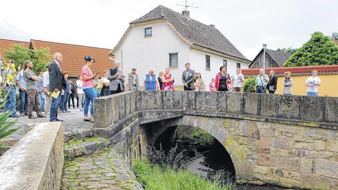 Der Treffpunkt im Sommer: Das Wassertor im Reyersbacher Ortskern hat sich zu einem beliebten Aufenthaltsort der Bevölkerung und vor allem zum Lieblingsspielplatz der Kinder entwickelt.