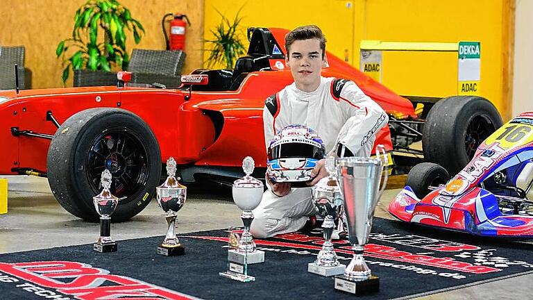 Der Kürnacher Kart-Pilot Laurin Heinrich möchte in die Formel 4 wechseln. Der Rennwagen (im Hintergrund) steht schon bereit. Der Kürnacher Kart-Pilot Laurin Heinrich möchte in die Formel 4 wechseln. Der Rennwagen (im Hintergrund) steht schon bereit.