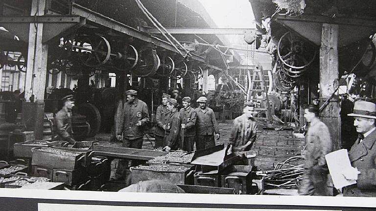 Das Foto zeigt Zwangsarbeiter bei VKF, heute SKF, im zerstörten Bau 50 (Schroterei) im Werk II nach den Oktober-Luftangriffen 1943. Das Foto entstand am 24. Oktober 1943. Das Foto zeigt Zwangsarbeiter bei VKF, heute SKF, im zerstörten Bau 50 (Schroterei) im Werk II nach den Oktober-Luftangriffen 1943. Das Foto entstand am 24. Oktober 1943.