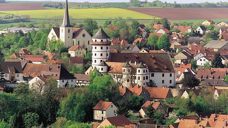 Blick auf Rimpar mit der Pfarrkirche St. Peter und Paul und dem Schloss Grumbach. Bald stehen dort wieder Wahlen an: Die Kirchenverwaltungsmitglieder müssen erneut gewählt werden.&nbsp;