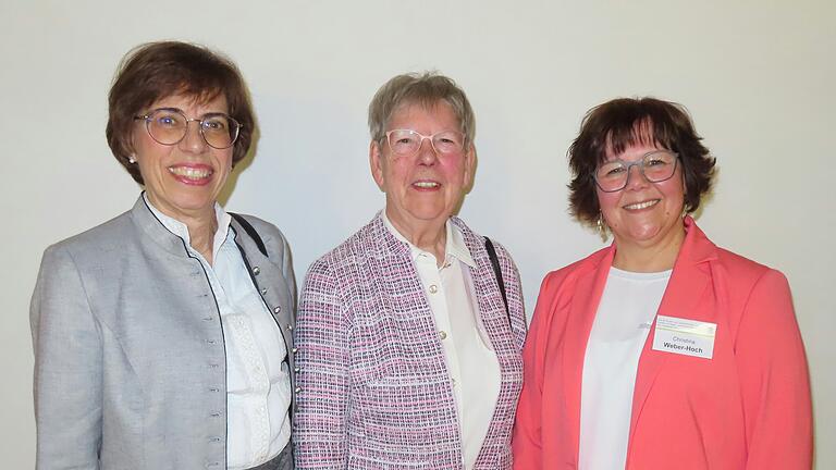 Drei Frauen, die den Erfolg der Schule ausmachen: In der Mitte Elisabeth Freund, die lange Jahre gemeinsam mit der ersten Schulleiterin Paula Rotkopf das Haus leitete, links ihre Nachfolgerin Doris Hartan-Khan, rechts die jetzige Leiterin Christina Weber-Hoch. Drei Frauen, die den Erfolg der Schule ausmachen: In der Mitte Elisabeth Freund, die lange Jahre gemeinsam mit der ersten Schulleiterin Paula Rotkopf das Haus leitete, links ihre Nachfolgerin Doris Hartan-Khan, rechts die jetzige Leiterin Christina Weber-Hoch.