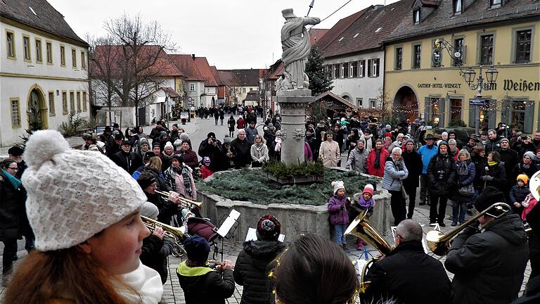 Großen Zuspruch fand am Wochenende die Winterweihnacht in Sommerach. Offiziell begrüßt wurden die Gäste vom Sommeracher Christkind Melissa Streit. Foto Walter Braun Großen Zuspruch fand am Wochenende die Winterweihnacht in Sommerach. Offiziell begrüßt wurden die Gäste vom Sommeracher Christkind Melissa Streit. Foto Walter Braun