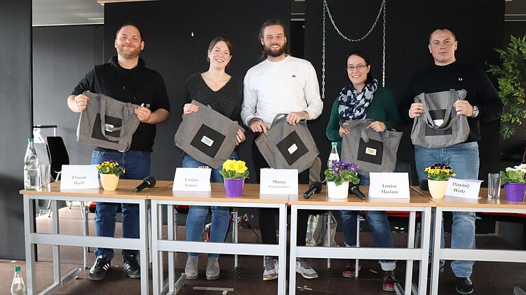 Ehemalige am Bayernkolleg: Mit dem Abitur auf dem Zweiten Bildungsweg gaben sie ihrem Leben einen Wendepunkt. Über ihre Lebenswege berichteten (von links) Florian Brell, Corina Leuze, Marco Wackenreuther, Louise Haslam und Dimitrij Wirz. Ehemalige am Bayernkolleg: Mit dem Abitur auf dem Zweiten Bildungsweg gaben sie ihrem Leben einen Wendepunkt. Über ihre Lebenswege berichteten (von links) Florian Brell, Corina Leuze, Marco Wackenreuther, Louise Haslam und Dimitrij Wirz.