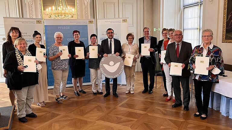 Inge Keßler (rechts), Lana Rebhan (Dritte von links) und Anita Zehfuß (Vierte von links) wurden in Würzburg mit dem Weißen Engel für ihr soziales Engagement ausgezeichnet. Inge Keßler (rechts), Lana Rebhan (Dritte von links) und Anita Zehfuß (Vierte von links) wurden in Würzburg mit dem Weißen Engel für ihr soziales Engagement ausgezeichnet.