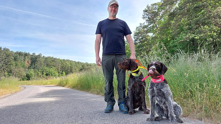 Aus Sicht des Jagd- und Tierschutzes gehören Hunde bei Spaziergängen auch außerhalb von Wohngebieten an die Leine, findet Marc Deivel aus Erlenbach.&nbsp; Seine beiden Jagdhunde der Rasse 'Deutsch Drahthaar', Poldi und Flora, dürfen im eigenen Jagdrevier frei laufen.