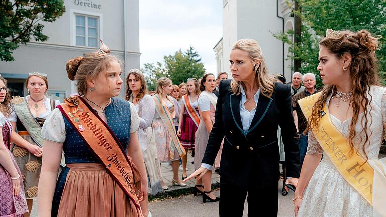 Sylvia (Veronica Ferres, Mitte) versucht den Streit zwischen Annelie (Daria Vivien Wolf, links) und Toni (Lilly Wiedemann) zu schlichten in einer Szene aus „Tatort: Königinnen“. - Sylvia (Veronica Ferres, Mitte) versucht den Streit zwischen Annelie (Daria Vivien Wolf, links) und Toni (Lilly Wiedemann) zu schlichten in einer Szene aus „Tatort: Königinnen“. Sylvia (Veronica Ferres, Mitte) versucht den Streit zwischen Annelie (Daria Vivien Wolf, links) und Toni (Lilly Wiedemann) zu schlichten in einer Szene aus „Tatort: Königinnen“. - Sylvia (Veronica Ferres, Mitte) versucht den Streit zwischen Annelie (Daria Vivien Wolf, links) und Toni (Lilly Wiedemann) zu schlichten in einer Szene aus „Tatort: Königinnen“.