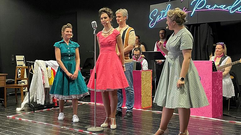 Lois (Monika Brand, Mitte) will ihre Freundin Marge (Steffi Schmitt, links) verkuppeln. Lois (Monika Brand, Mitte) will ihre Freundin Marge (Steffi Schmitt, links) verkuppeln.