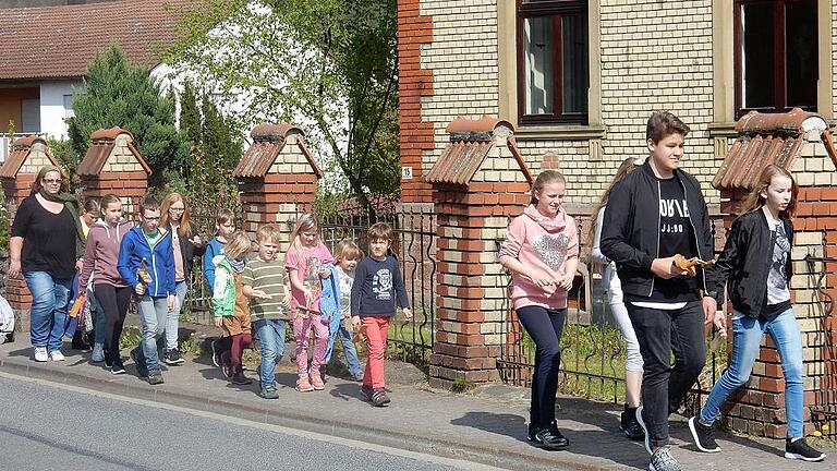 Auch in Schaippach klangen am Karfreitag die Holzklöppel. Eine Gruppe von Mädchen und Jungen zog durch die kleine Gemeinde und erinnerte an die Passion Christi.