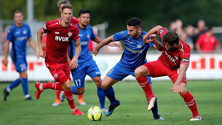 Fußball, Totopokal, Würzburger FV - FC Würzburger Kickers - Im Pokalspiel gegen die Würzburger Kickers durfte WFVler Adrian Istrefi (Nummer 8) ran. In der Liga ist er noch für ein Spiel gesperrt. Fußball, Totopokal, Würzburger FV - FC Würzburger Kickers - Im Pokalspiel gegen die Würzburger Kickers durfte WFVler Adrian Istrefi (Nummer 8) ran. In der Liga ist er noch für ein Spiel gesperrt.
