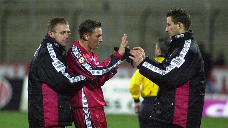 Eine Szene von vor fast genau 20 Jahren: Ralf Rangnick (links) und Ralf Santelli (rechts) bei der Auswechslung von Jan Simak. Auch bei Hannover 96 arbeiteten die beiden Schwaben zusammen.