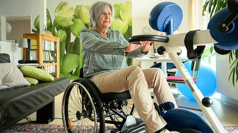 Jeden Tag trainiert Barbara Windbergs an ihrem Motomed: Das Gerät hilft, dass sie trotz ihrer schweren Erkrankung beweglich bleibt. Jeden Tag trainiert Barbara Windbergs an ihrem Motomed: Das Gerät hilft, dass sie trotz ihrer schweren Erkrankung beweglich bleibt.