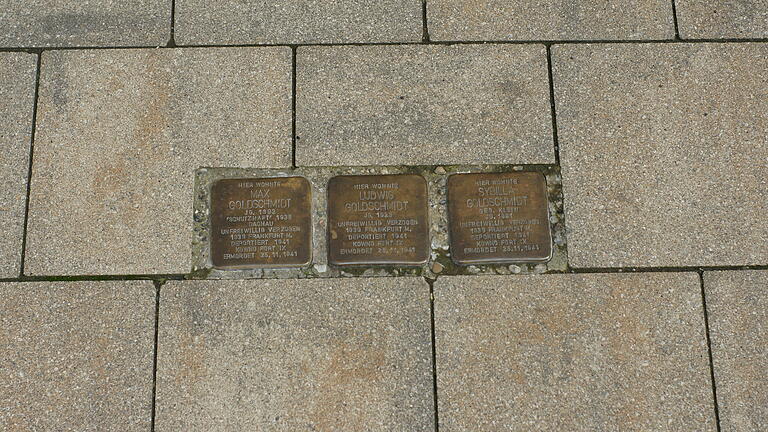 Judentum in Brückenau: Goldschmidt-Nachfahren zu Besuch       -  Die Stolpersteine für Max, Ludwig und Sybilla Goldschmidt in der Unterhainstraße in Bad Brückenau.