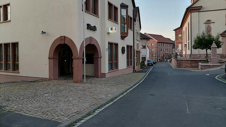 Ortsbild gefährdet? Schadhaftes Mosaikpflaster an der Hauptstraße in Neubrunn soll durch Asphalt ersetzt werden