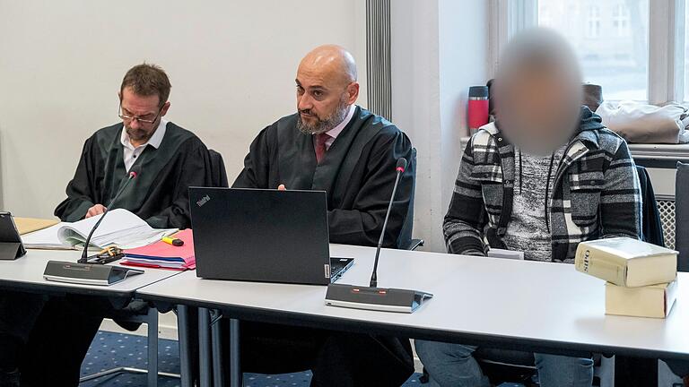 Am ersten Prozesstag am Landgericht Bamberg: der Angeklagte (re) aus Zeil am Main (Lkr. Haßberge), der im April 2024 seinen zwei Monate alten Sohn in Tötungsabsicht schwer verletzt haben soll, mit seinen Anwälten. Am ersten Prozesstag am Landgericht Bamberg: der Angeklagte (re) aus Zeil am Main (Lkr. Haßberge), der im April 2024 seinen zwei Monate alten Sohn in Tötungsabsicht schwer verletzt haben soll, mit seinen Anwälten. 