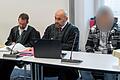 Am ersten Prozesstag am Landgericht Bamberg: der Angeklagte (re) aus Zeil am Main (Lkr. Haßberge), der im April 2024 seinen zwei Monate alten Sohn in Tötungsabsicht schwer verletzt haben soll, mit seinen Anwälten.&nbsp;