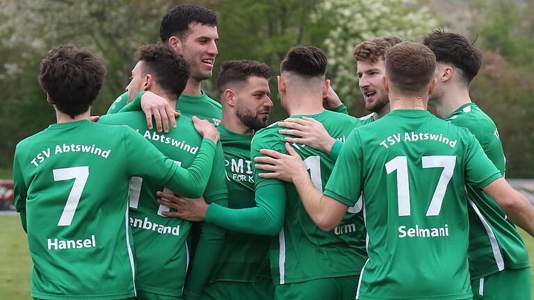 Bereits nach drei Minuten jubelten die Abtswinder Spieler das erste Mal im Heimspiel gegen den ASV Cham (von links): Ferdinand Hansel, Max Hillenbrand, Ali Koller, Kevin Steinmann, Severo Sturm, Florian Gutheil, Artan Selmani und Roman Hartleb.