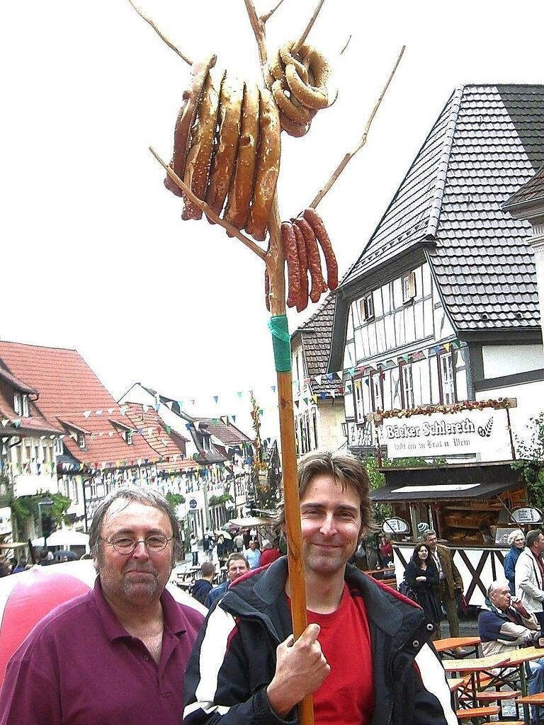 Brezeln gibt es auch beim Zeiler Weinfest.