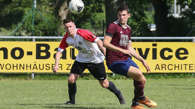 Den Ball im Blick: (von links) Paul Häfner vom SSV Kitzingen und Kevin Schmidt vom FV Helmstadt.