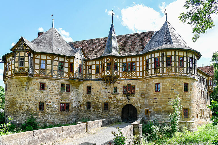 Das Wasserschloss in Irmelshausen. Zur Hälfte gehört es der Familie Stauffenberg.