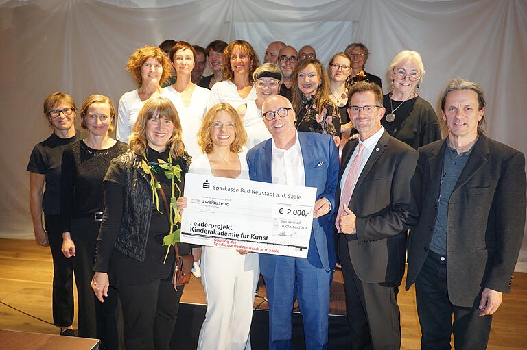 Vorstandsvorsitzender der Sparkasse Georg Straub überreichte 2000 Euro an den Kunstverein Bad Neustadt. Annette Roggatz (Mitte) und Eva Warmuth freuen sich über die Spende.
