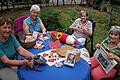 Die Ideen gehen dem Leitungsteam der Seniorenbegegnung nicht aus. Im Garten von Herlinde Heinisch (rechts) können sich (von links) Rita Gießübel, Pia Kuntschar und Brigitte Mogge jetzt wieder treffen und gemeinsam Basteln. Urlaubsbedingt fehlte Christa Markert.Fotos: Hannes Helferich