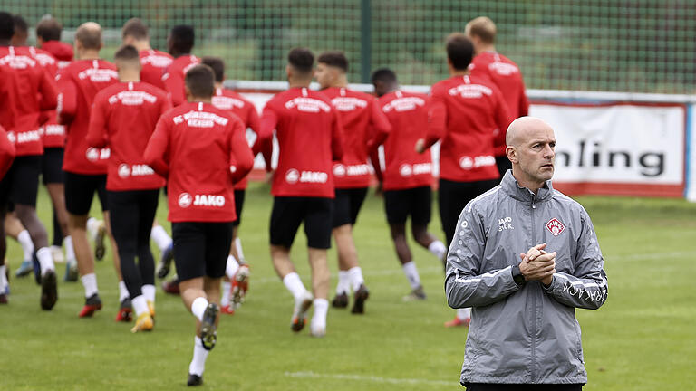 Neuer Trainer, (ziemlich) neue Mannschaft: Mit 19 Zu- und 16 Abgängen sowie mit Marco Antwerpen (vorne) als neuem Chefcoach werden die Würzburger Kickers diese Saison in der Zweiten Bundesliga bestreiten.