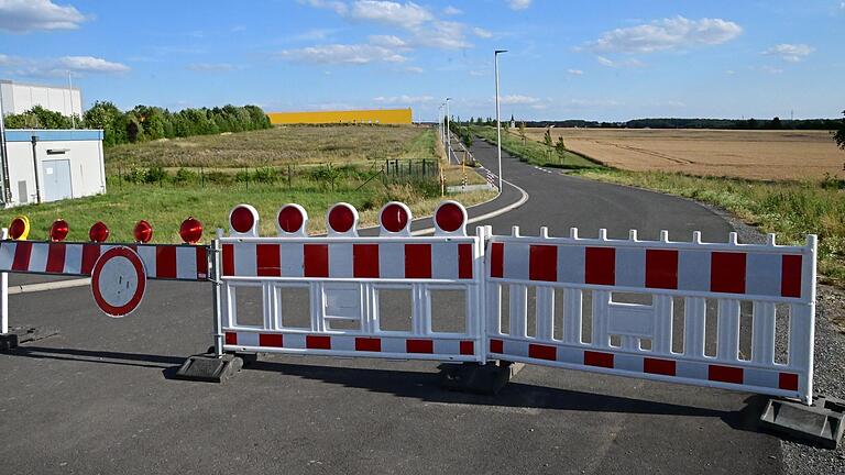 Die Erweiterung der Industriestraße im Gewerbegebiet Kiesäcker ist nun eine gewidmete Ortsstraße. Sie führt zum neuen Zustellpunkt der Firma DHL Group.