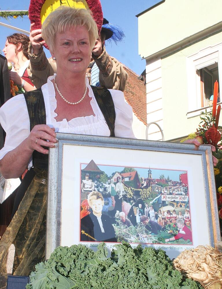 Ursel Döllinger mit einer Foto-Collage, die ihr im Jahr 2007 für ihr besonderes Kirchweih-Engagement überreicht wurde. Ursel Döllinger mit einer Foto-Collage, die ihr im Jahr 2007 für ihr besonderes Kirchweih-Engagement überreicht wurde.