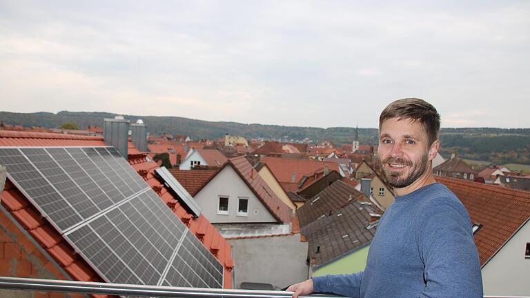 Klimaschutzmanager Philipp Spitzner auf dem Baderturm: Auch Photovoltaikanlagen in der Altstadt gehören zu seinen Themen.       -  Klimaschutzmanager Philipp Spitzner auf dem Baderturm: Auch Photovoltaikanlagen in der Altstadt gehören zu seinen Themen.