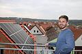 Klimaschutzmanager Philipp Spitzner auf dem Baderturm: Auch Photovoltaikanlagen in der Altstadt gehören zu seinen Themen.       -  Klimaschutzmanager Philipp Spitzner auf dem Baderturm: Auch Photovoltaikanlagen in der Altstadt gehören zu seinen Themen.