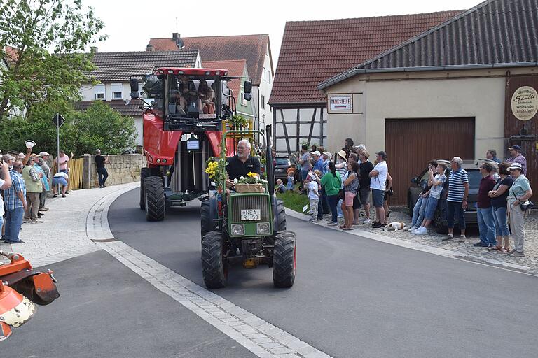 Kleine Weinbergstraktoren bis hin zum großen Vollernter zeigten den modernen Weinbau in Bullenheim.