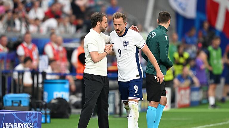 Southgate und Kane       -  Englands Team um Trainer Gareth Southgate und Harry Kane kam nicht über ein 1:1 gegen Dänemark hinaus.