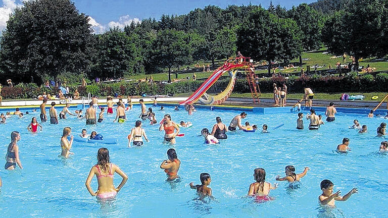 Nasses Vergnügen: Seit 50 Jahren planschen Klein und Groß im Laudaer Terrassen-Freibad. Am Samstag steigt ein Fest zum Jubiläum.